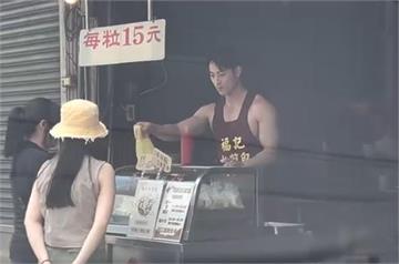 有片／圍裙下精壯二頭肌！水煎包店生意好　突爆食安爭議：吃到小強腳