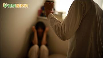 老人受暴通報年破2萬！衛福部：子女施暴占5成　113專線守護被害者