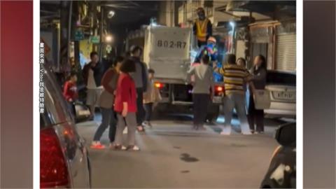 酒甕不能直接丟！　父遭清潔隊員制止、兒跳上車攻擊