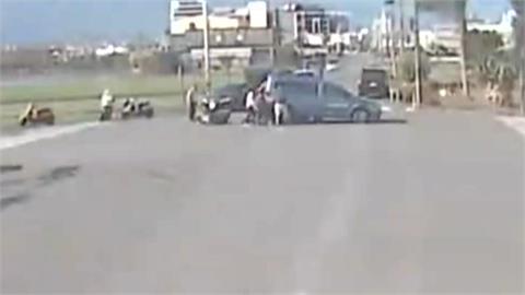 宜蘭騎士急閃迴轉車　瞬間打滑困車底...眾鄉親搶救