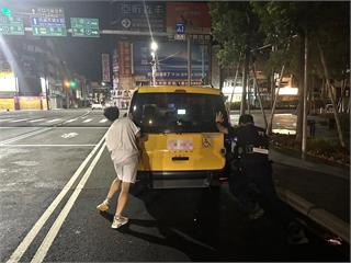 小黃深夜突拋錨卡路中 桃警合力推車助脫困