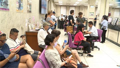台幣飆升收30.145元換匯大熱！　各家網銀擠爆　臨櫃也大塞車