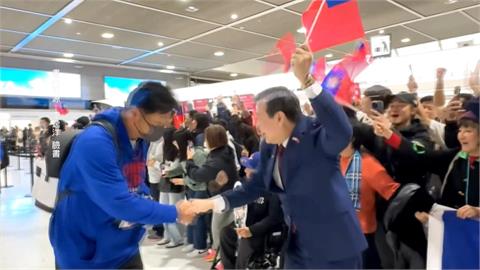 經典賽台灣英雄回家了　成田機場球迷歡送國旗飄揚
