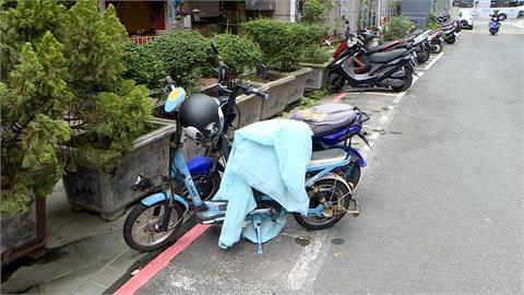 酒醉男失控推倒9機車 警到場"扛上警車"狂掙扎險夾頭