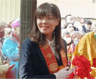 獨／高虹安頂妹妹頭新造型　出席「新竹大佛王寺孔雀明王開光大典」