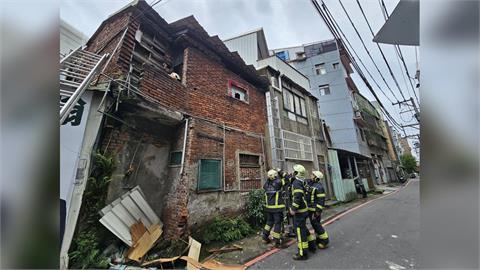 快新聞/土城2樓磚造老屋倒塌 1男遭活埋搶救中