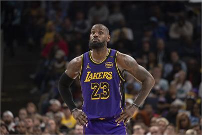 NBA(影)／鍛鍊身體也不忘秀恩愛!　詹皇和詹太一起練皮拉提斯找回情侶Fu