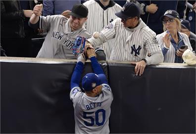 MLB(影)／回憶世界大賽遭兩位洋基球迷粗暴搶球　貝茲：我當下超想拿球砸他們