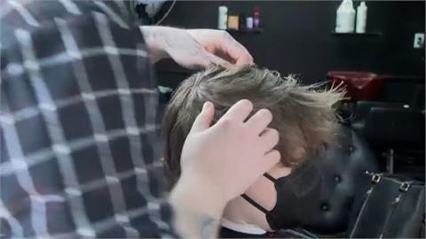 就等這一刻！男孩剪去及腰長髮　捐給因治療落髮病童