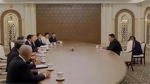 金正恩「1打9」中共官員！王滬寧「低頭寫筆記」畫面遭網笑：像在匯報工作