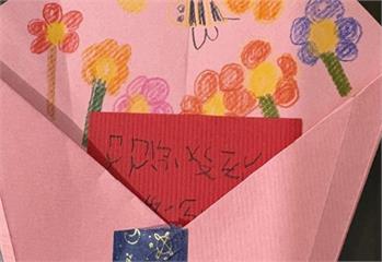 母親節卡片寫「媽媽被狗咬」？原因曝光笑翻全網：其實是這個
