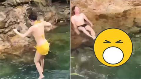正妹跳水太猛「比基尼整件噴裝」男子看傻！她起身「冒出大水餃」無碼片曝光