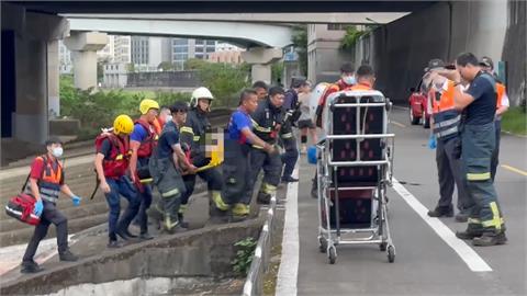 同地點又出事！轎車「衝出護欄」墜基隆河　駕駛急抓「浮板」奇蹟生還