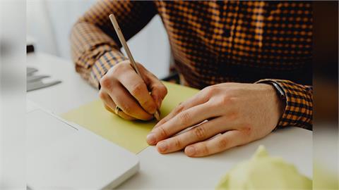 88歲老癡漢「管不住小頭」闖60歲大媽住宅！親留字條喊：想要妳下面的毛