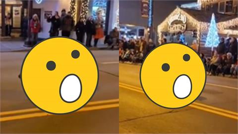 聖誕遊行驚見「黑熊亂入」湊熱鬧逛大街！專家一看搖頭示警「恐怖後果」