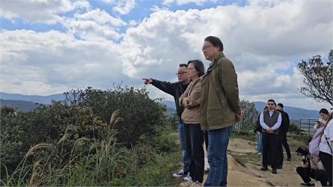 蔡英文相約童子瑋爬山　林右昌作陪　合照C位留給童　抬轎意味濃