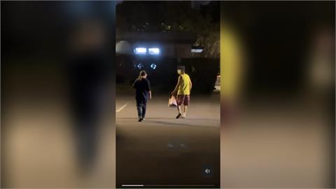 男竟趁台北玫瑰園晚間無人　蹲人行道偷土