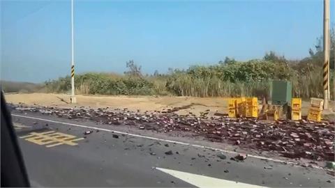 台15線貨車「整車酒傾倒」滿地碎玻璃　路過民眾驚呼：超扯