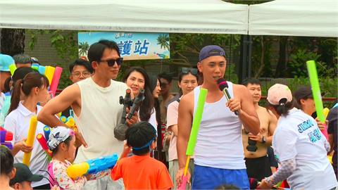 黃國昌化身成國昌哥哥　脫上衣、秀身材和小朋友玩水