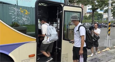 快新聞／高雄小草北上聲援柯文哲　兩台遊覽車不到百人