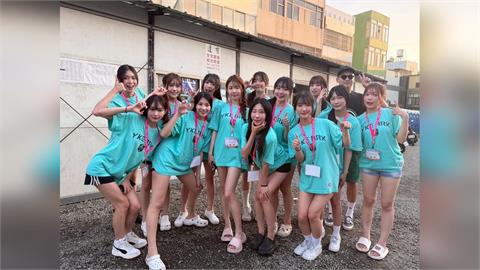 啦啦隊／洋基女孩挑戰「划龍舟」大秀美腿成鹿港焦點！初體驗花容失色「感覺快翻船」