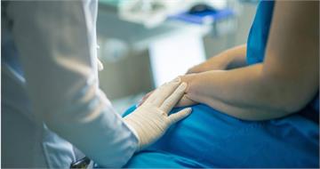 不是小毛病!他消化不良4個月慘罹癌 醫揭10大癌症「身體求救訊號」