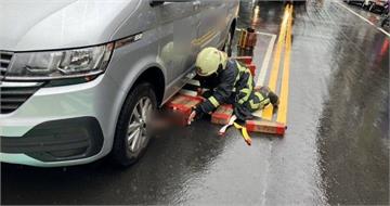 快訊／復康巴士撞擊行人　男受困車底命危送