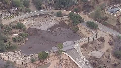 美加州土石流　消防車遭沖下海　消防員幸運生還
