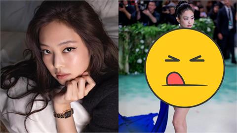 Jennie「只裹藍色窗簾」耍辣翻車了！走紅毯「布料裂出大跑道」網搖頭：學不乖