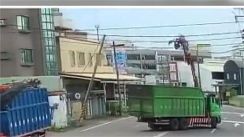 台南大貨車車斗上方吊桿未收起　「扯斷電桿」驚現火光釀３戶停電