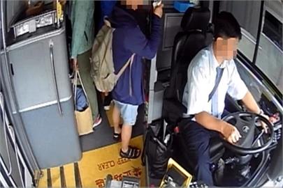 台南公車司機邊滑手機　客運挨罰9000元駕駛記過