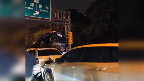 快新聞／初一晚間不平靜！國1五楊高架多車連環撞　慘況曝光