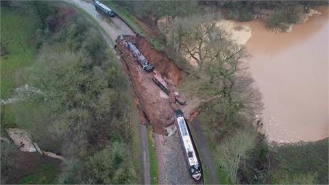 英國運河驚現4公尺天坑！　2艘船受困幸無人傷亡