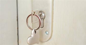 獨居女備用鑰匙藏1處以為超安全　返家見積蓄被偷光超崩潰