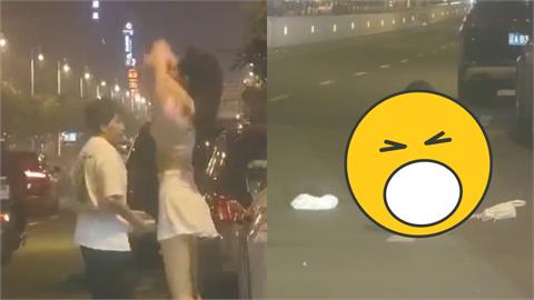 情侶馬路吵架「女友當眾脫衣」解開雙球！男友嚇傻跑了「2分鐘片結局超展開」