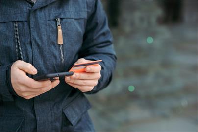 辦信用卡狂被打「推銷電話」超惱人！前客服曝「1招」解決秒清淨