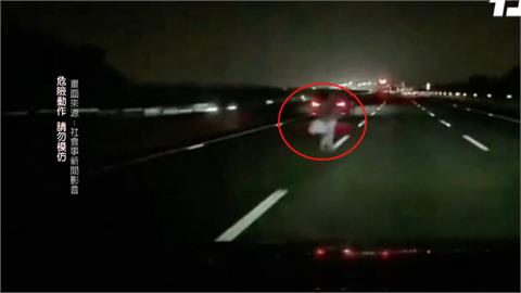 悚！男闖國道慘遭3車連撞　緊急送醫仍回天乏術