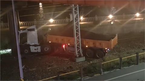 火花四射！卡車司機疑疲勞駕駛　突衝入花蓮港鐵道