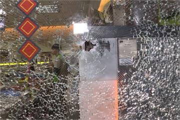 砰！警匪駁火當街開5槍 流彈擊破超商玻璃