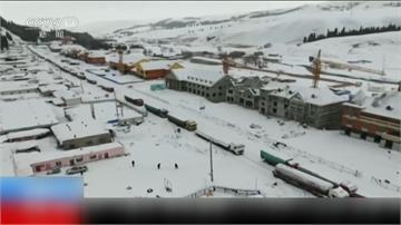 暴雪肆虐 新疆山區路面積雪 百輛車滯留
