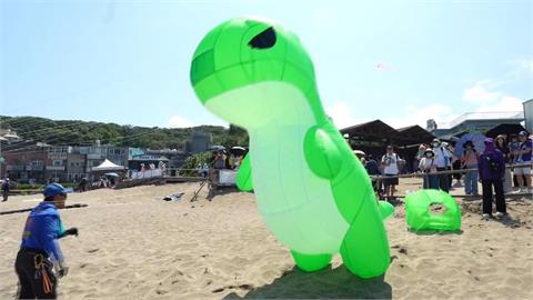 東北季風不給力　新北國際風箏節恐龍風箏「軟趴趴」
