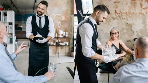 餐廳收10％服務費「餐具自取」　「吃300也要付」網傻眼：不能接受！