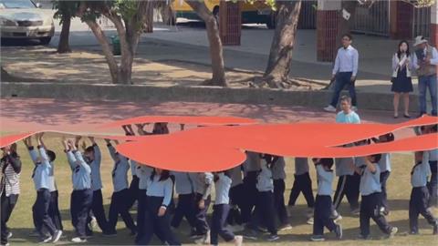 2026全中運將登場　嘉義太保國小逾250位學生舉牌歡迎