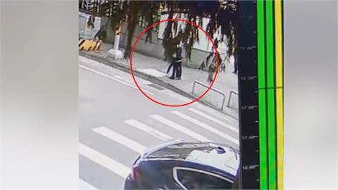 桃園爆隨機攻擊！陌生女疑情變　遷怒鎖喉、拖行國小生