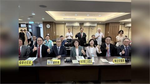 快新聞／苗栗學生有福了！林月琴邀鄭英耀走訪3校　校安、AI教學獲承諾支持
