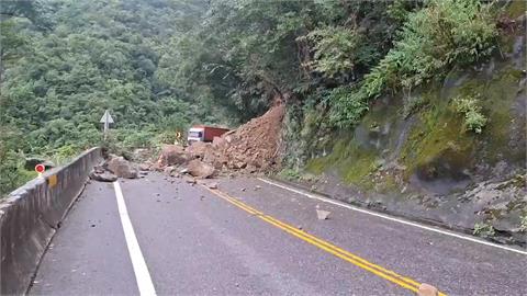 台九線上午落石砸車　下午連2次坍方交通一度中斷