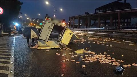 浪費了！　小貨車疑天雨路滑翻覆「雞腿掉滿地」