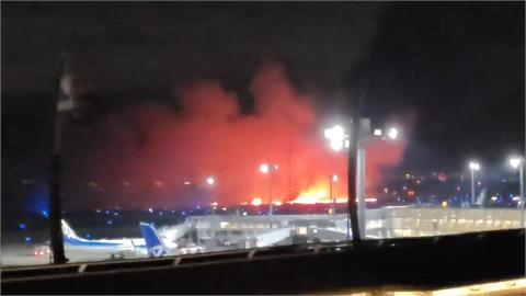 影／羽田機場「飛機起火爆炸」379名乘客急逃生！民眾大喊：飛機在眼前炸