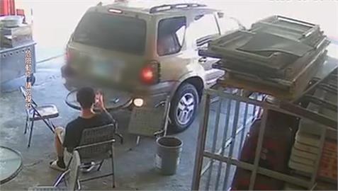 拍片倒車撞廟桌！　玩笑開過頭　兩男宮廟道歉懺悔