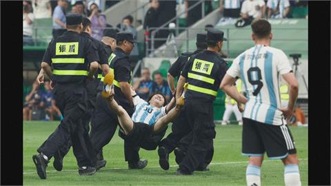 海外友誼賽阿根廷2：0勝澳洲　中國球迷衝進場熊抱梅西被制伏